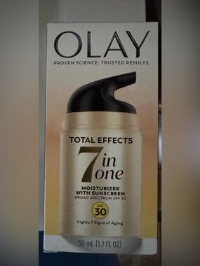 OLAY Total Effects 7 in One Moisturizer – Gold and Black Pump
